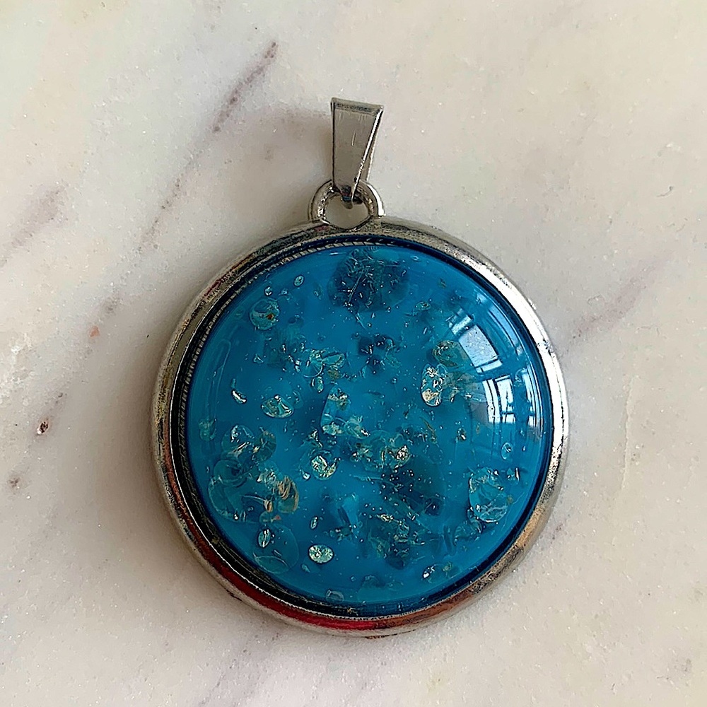 3/$25 ⭐️ Turquoise Resin Pendant on Silver Clasp
